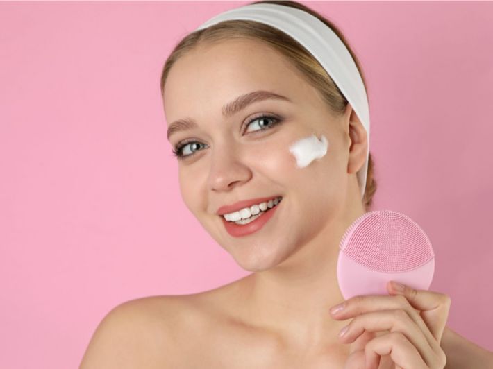 لتجربة فعالة إليك أفضل فرشاة تنظيف الوجه من السيليكون