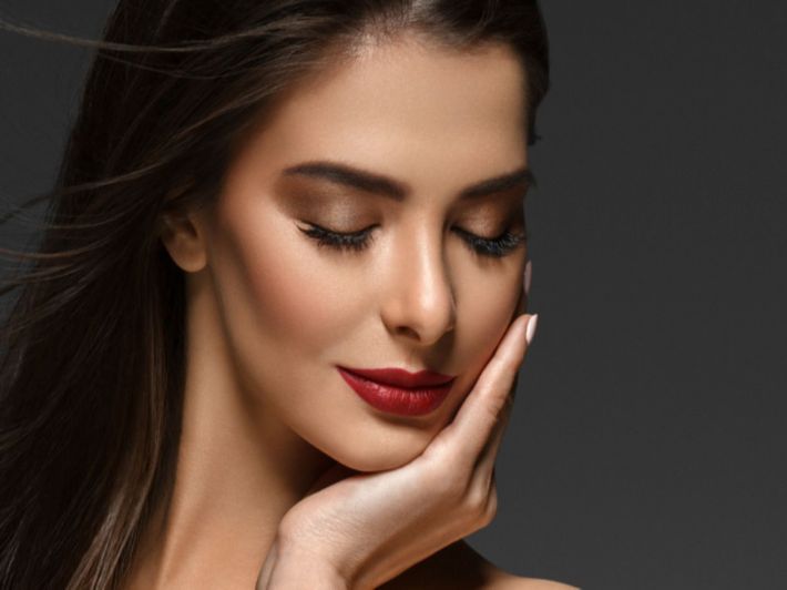 مكياج روج أحمر غامق: ما الطريقة الصحيحة لتطبيقه