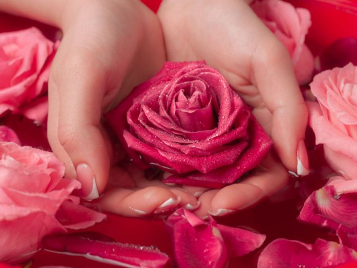 وضع ماء الورد على البشرة: فوائد لم تتوقعيها