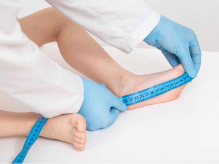 القدم المسطحة عند الأطفال: أمور يجب معرفتها