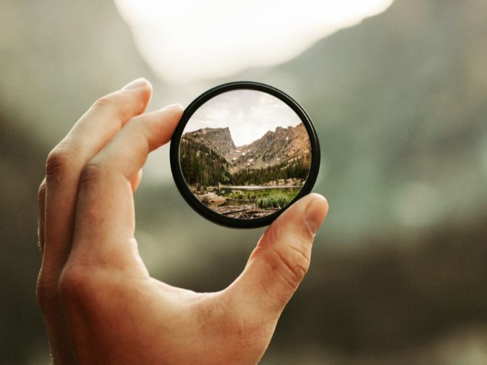 أين تقع بؤرة العدسة