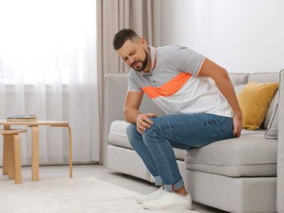 ما هي أعراض الناسور العصعصي؟