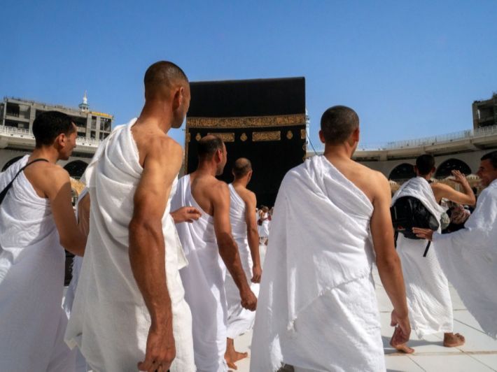 هل يجوز لبس الإحرام المطاط؟