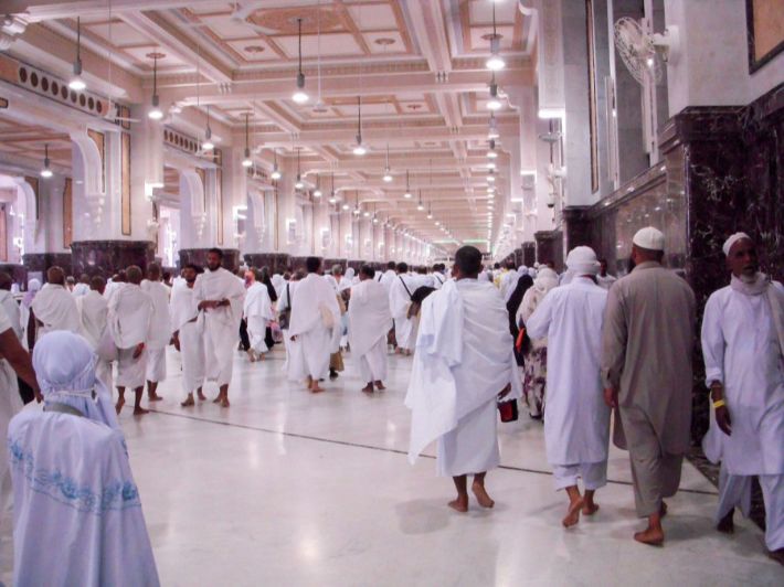 هل يجوز لبس الحذاء في السعي؟