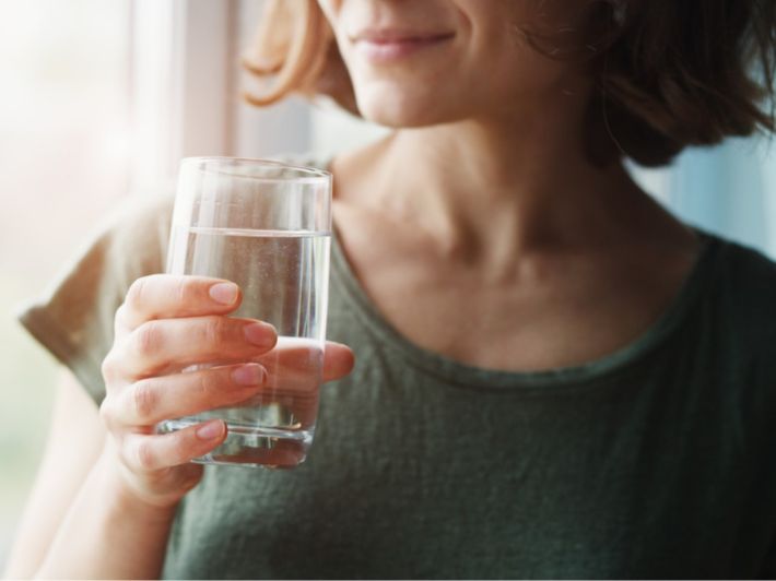 شرب الماء الدافئ على الريق للإمساك