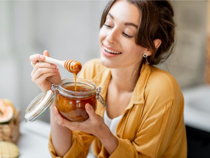 أبرز فوائد العسل على الريق للنساء