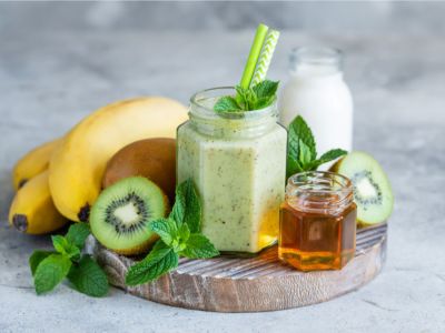 أسهل طريقة لتحضير كوكتيل الموز والكيوي