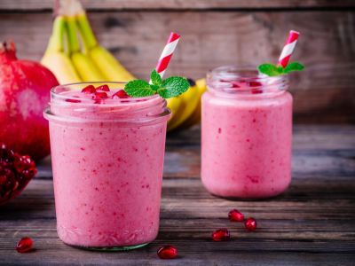خطوة بخطوة لعمل كوكتيل الموز والرمان الشهي
