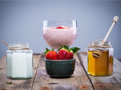 عصير الفراولة بالزبادي والعسل