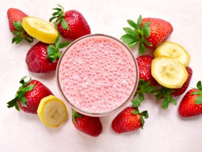 طرق بسيطة لعمل كوكتيل الموز والفراولة الشهي