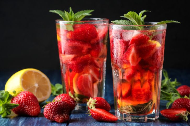 عصير موهيتو بالفراولة، لسهرة صيفية