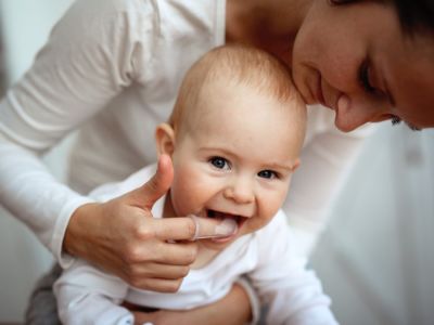 تسكين ألم التسنين عند الأطفال: ممارسات فعالة، وأخرى يجب الحذر منها تسكين ألم التسنين عند الأطفال: ممارسات فعالة، وأخرى يجب الحذر منها