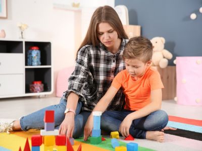 كيف يلعب أطفال التوحد؟ وما أنواع الألعاب المناسبة لهم؟ كيف يلعب أطفال التوحد؟ وما أنواع الألعاب المناسبة لهم؟