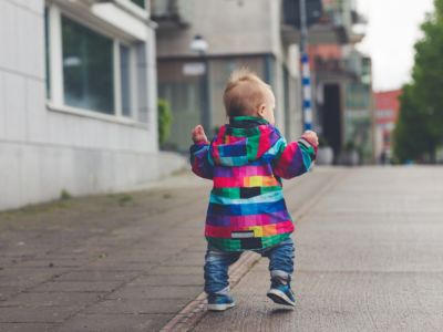 متى يتحمل الطفل وزنه على رجليه؟ متى يتحمل الطفل وزنه على رجليه؟