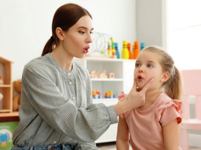 هل هناك علاج لصعوبة النطق عند الأطفال؟ وما هي الطرق المتبعة؟ هل هناك علاج لصعوبة النطق عند الأطفال؟ وما هي الطرق المتبعة؟