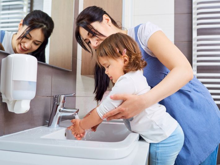 ما هو دور الأم في تربية الأبناء؟