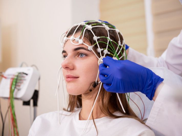 ما الفرق بين تخطيط الدماغ والرنين المغناطيسي؟