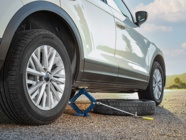 كيفية التعامل مع تلف الإطارات أو ثقبها أثناء قيادة سيارة مؤجرة