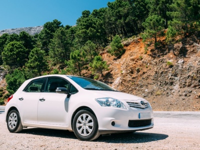 تأجير سيارات صغيرة للمدن المزدحمة: لماذا قد تكون خيارك الأنسب؟