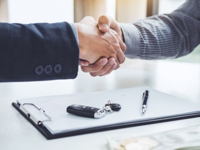 كيف تتحقّق من موثوقية شركة تأجير السيارات قبل توقيع العقد؟