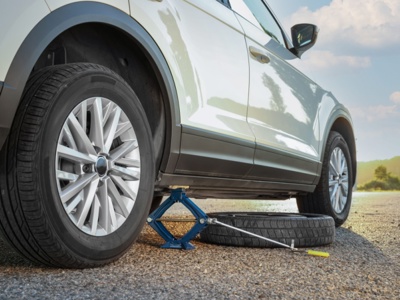 كيفية التعامل مع تلف الإطارات أو ثقبها أثناء قيادة سيارة مؤجرة