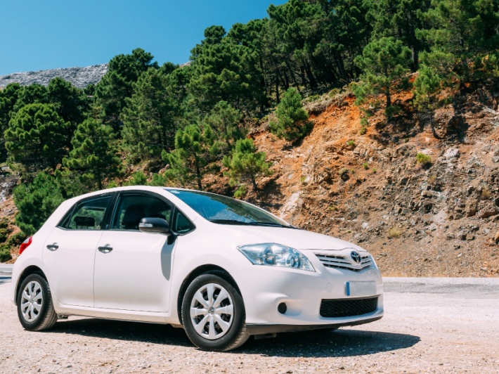 تأجير سيارات صغيرة للمدن المزدحمة: لماذا قد تكون خيارك الأنسب؟