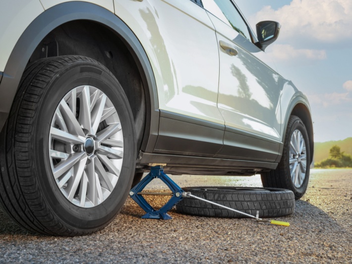 كيفية التعامل مع تلف الإطارات أو ثقبها أثناء قيادة سيارة مؤجرة