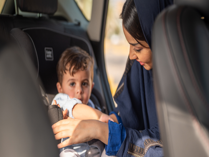 كيفية حجز سيارة مع مقعد أطفال مُخصص: شروط ومتطلبات