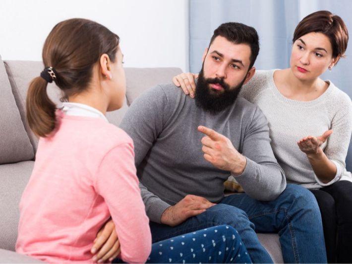 ابنتي المراهقة عدوانية: ما الحل؟