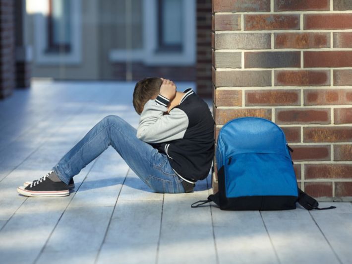 ما علاج الخوف من المدرسة للمراهقين؟