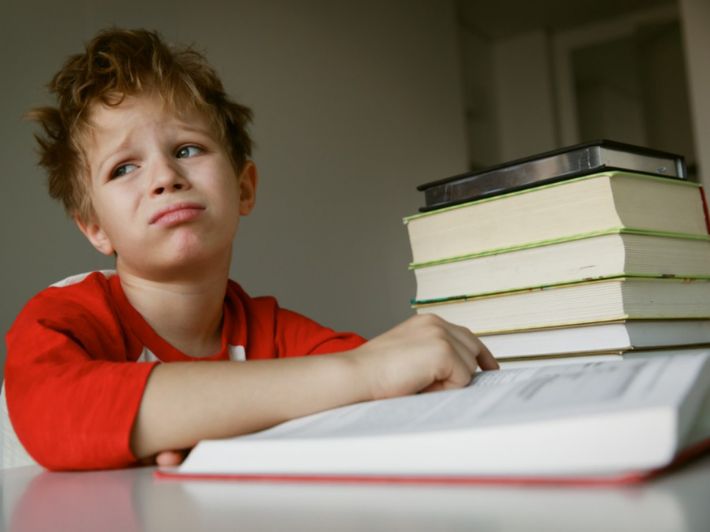 أسباب وأعراض عسر القراءة