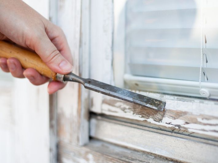 كيف أزيل اللصق من الخشب؟ طرق ونصائح