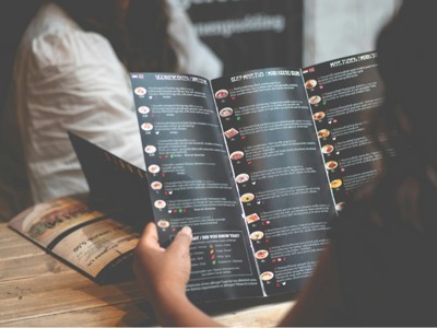 كيف يؤثر تصميم المنيو على قرارات الشراء وزيادة متوسط ربح المطعم؟