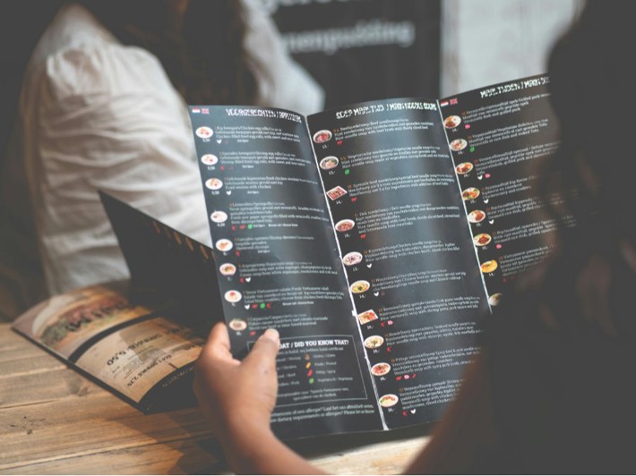 كيف يؤثر تصميم المنيو على قرارات الشراء وزيادة متوسط ربح المطعم؟
