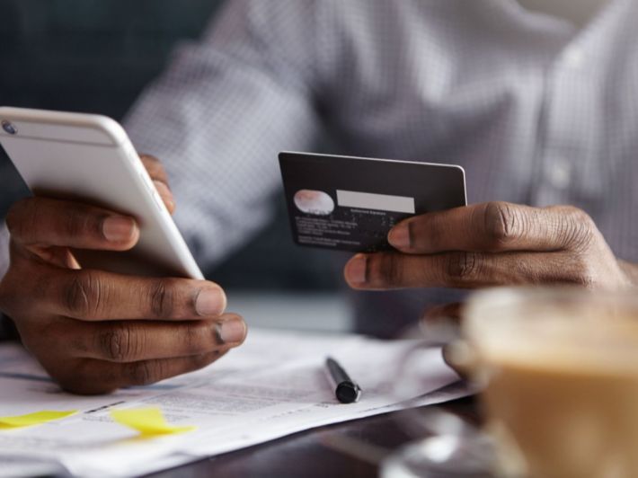 كيفية تسجيل الدخول في تطبيق بنك الرياض والخدمات التي يقدمها