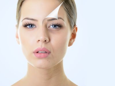 كيف تتخلصين من بقع الوجه الداكنة بالوصفات الطبيعية؟