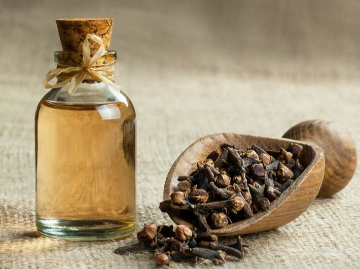 فائدة زيت القرنفل لألم الأسنان