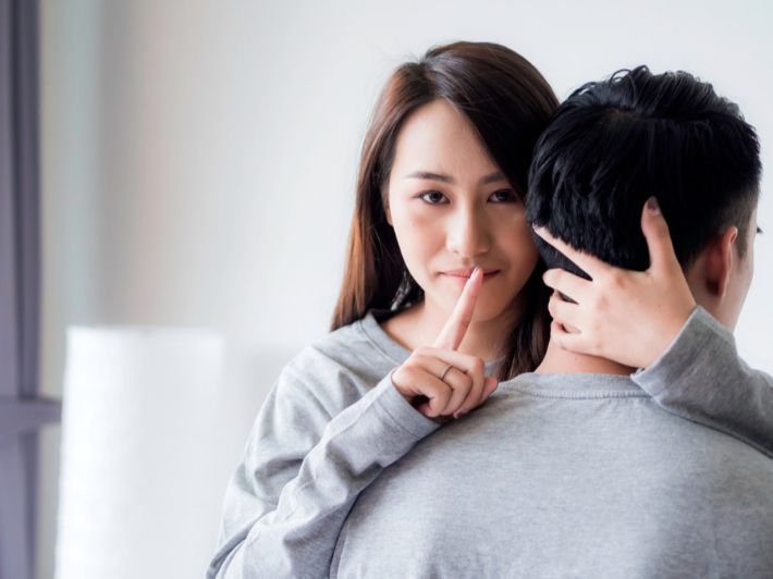 كيف أزعل من زوجي بدلع؟