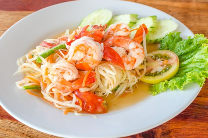 تحضير طبق سوم توم التايلندي، بطريقة بسيطة