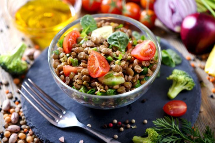 سلطة العدس البني بدبس الرمان