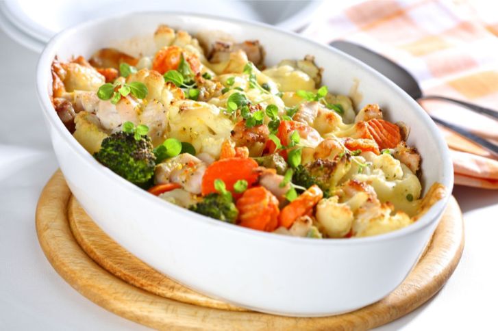 صينية خضار بالدجاج والجبن والقشطة