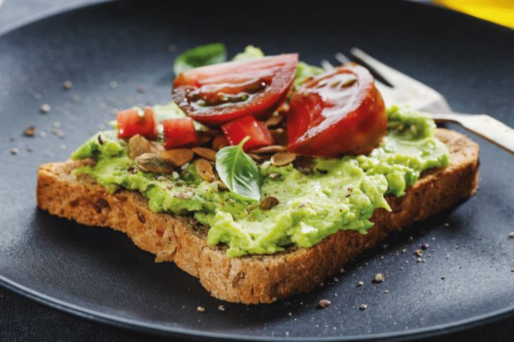 طريقة تحضير توست الأفوكادو بالبيستو