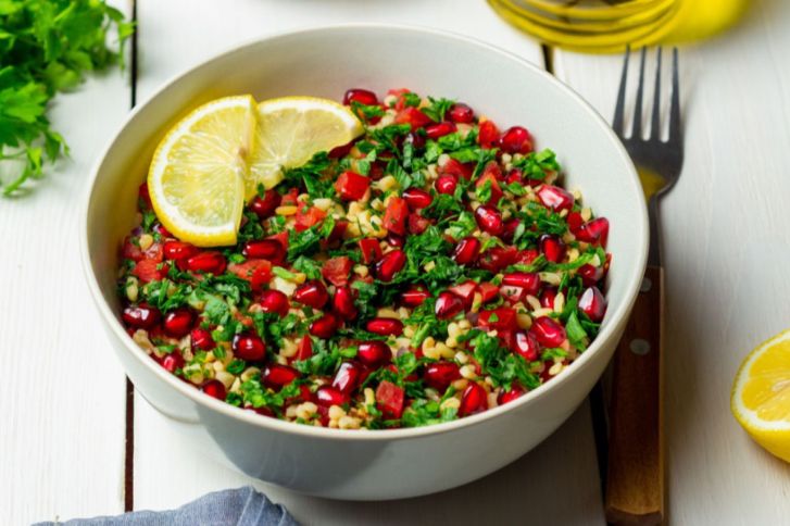 طريقة تحضير سلطة الرمان والبقدونس