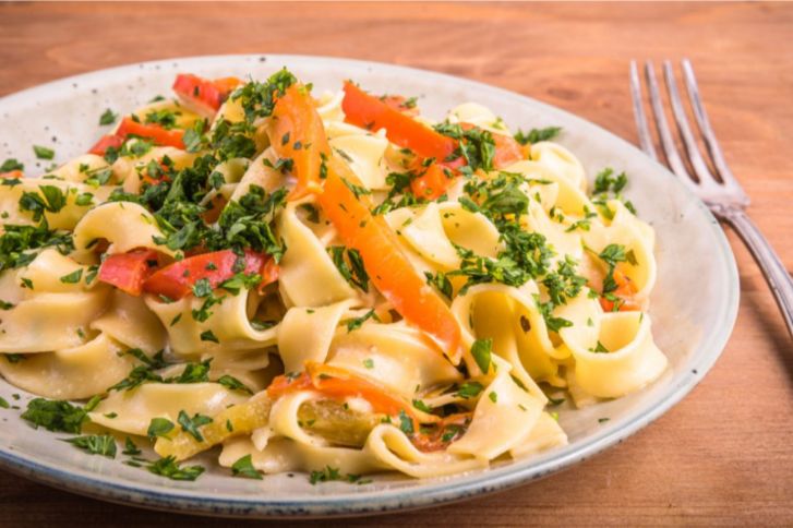 طريقة تحضير مكرونة فوتشيني بالخضار والكريمة