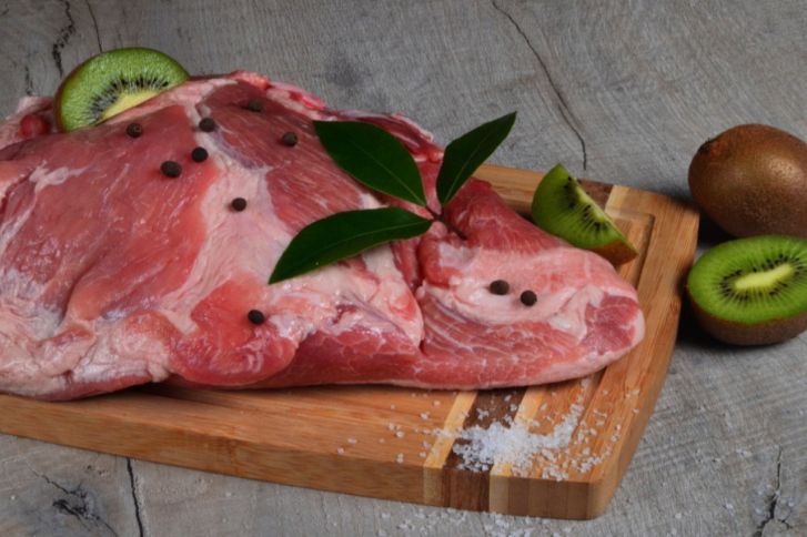 طريقة تطرية اللحم بالكيوي