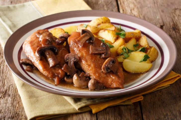 طريقة صينية الدجاج بالفطر والبطاطس