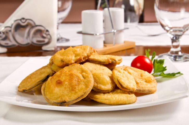 طريقة عمل الباذنجان المقلي بالبيض والبقسماط