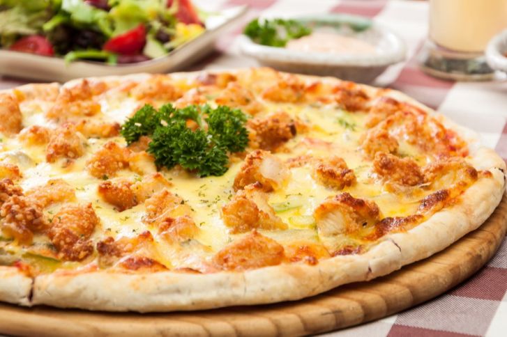طريقة عمل البيتزا بالدجاج والجبنة الموتزاريلا