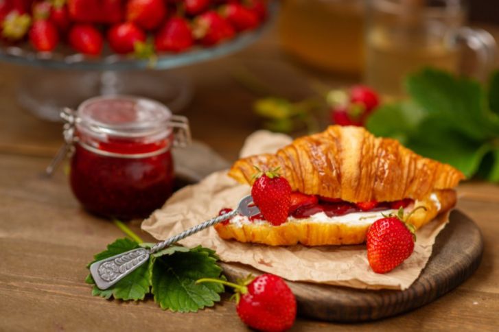 طريقة عمل الكرواسون بمربى الفراولة