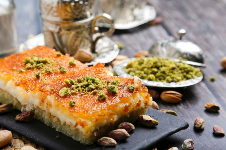 طريقة عمل بسبوسة محشية بالقشطة والفستق